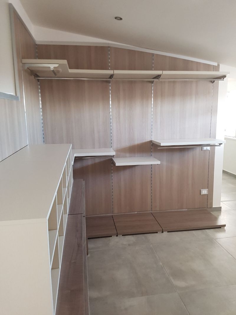 Cabina armadio ad angolo, legno e bianco