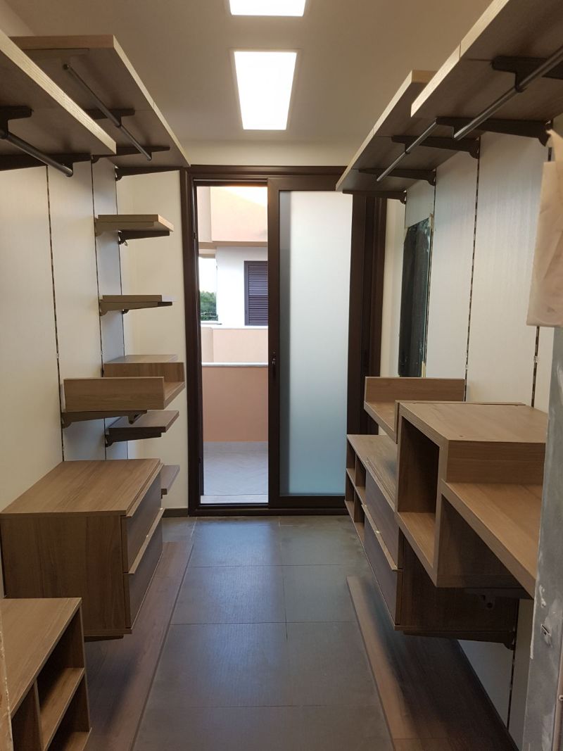 Cabina armadio in legno con anta a specchio