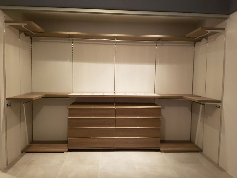 Cabina armadio con cassettiere centrali