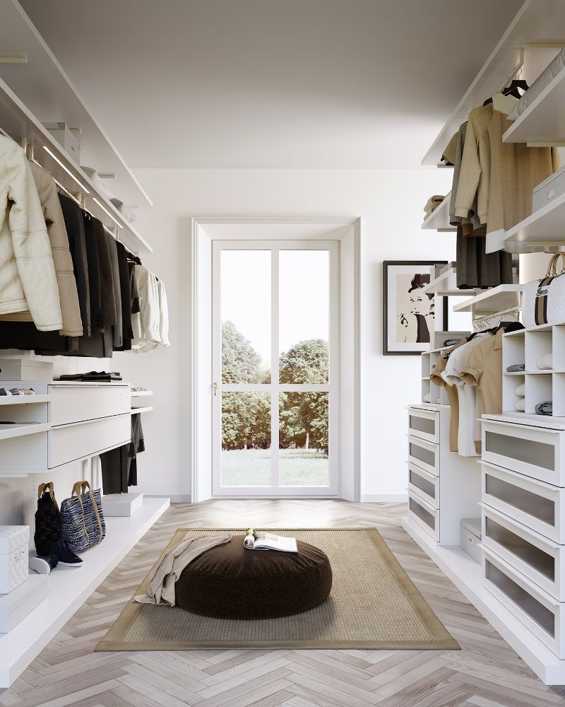 Cabina armadio in camera, legno chiaro e bianco