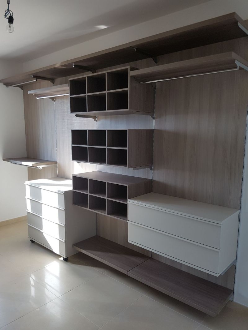 Cabina armadio con cassettiere bianche e ripiani