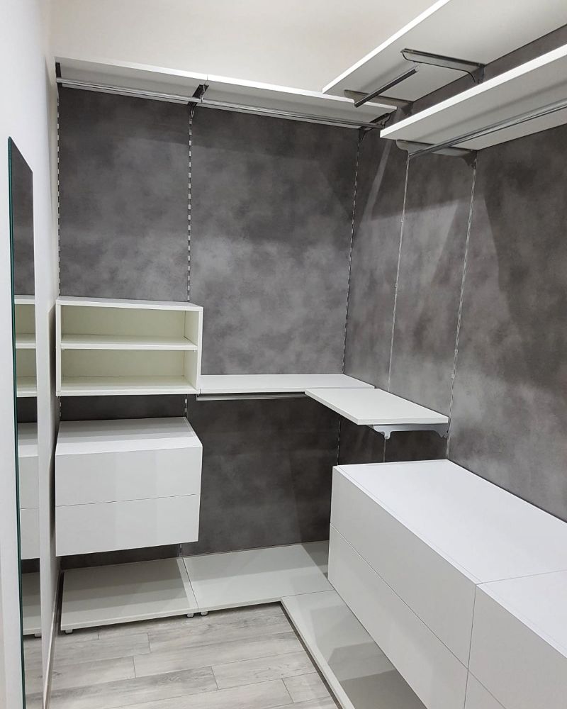 Cabina armadio grigia ad angolo