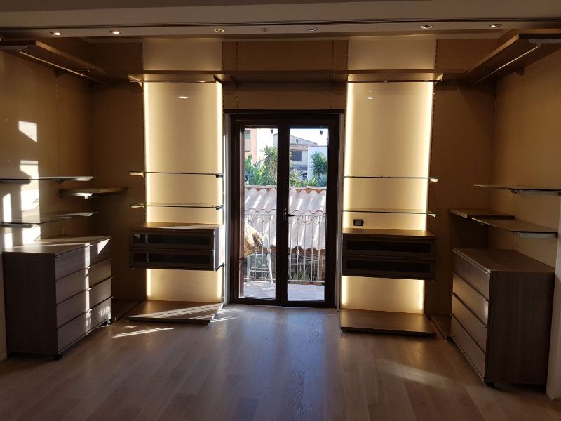 Cabina armadio in legno scuro con illuminazione LED