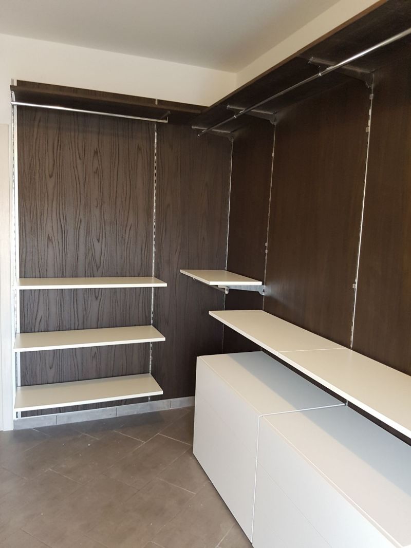Cabina armadio in legno con ripiani