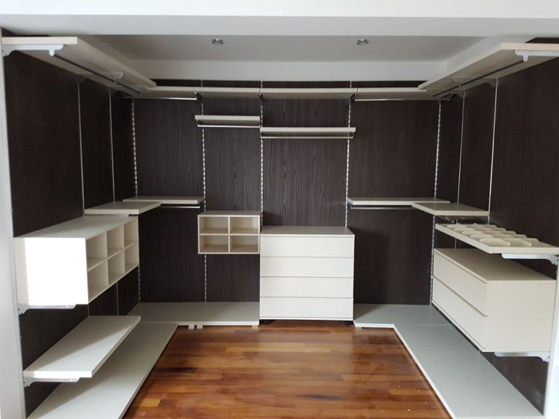 Cabina armadio in legno scuro con cassettiere bianche