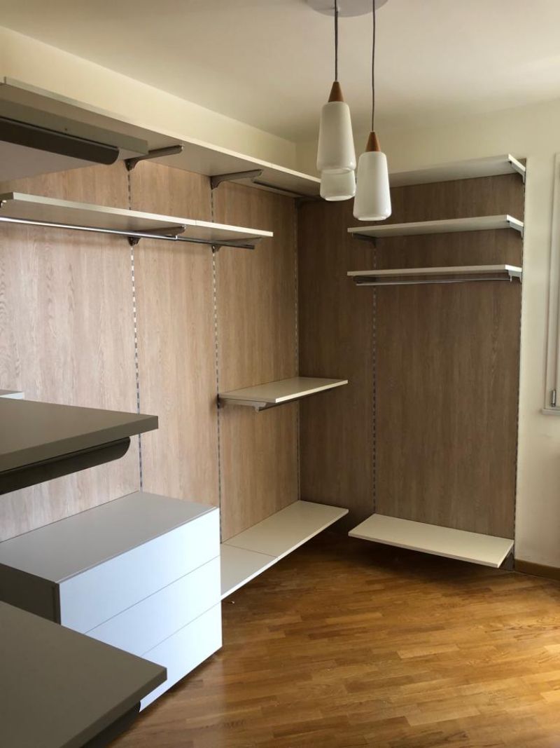 Cabina armadio in rovere con scaffali