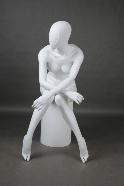 Manichino donna bianco seduto