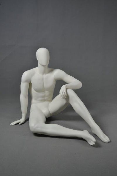 Manichino uomo bianco seduto