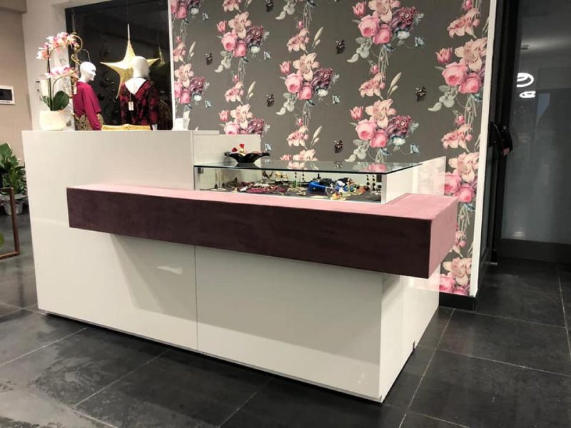 Banco bianco con piano scuro in negozio