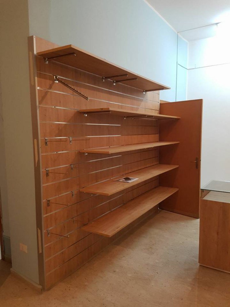 Parete attrezzata in legno con ripiani