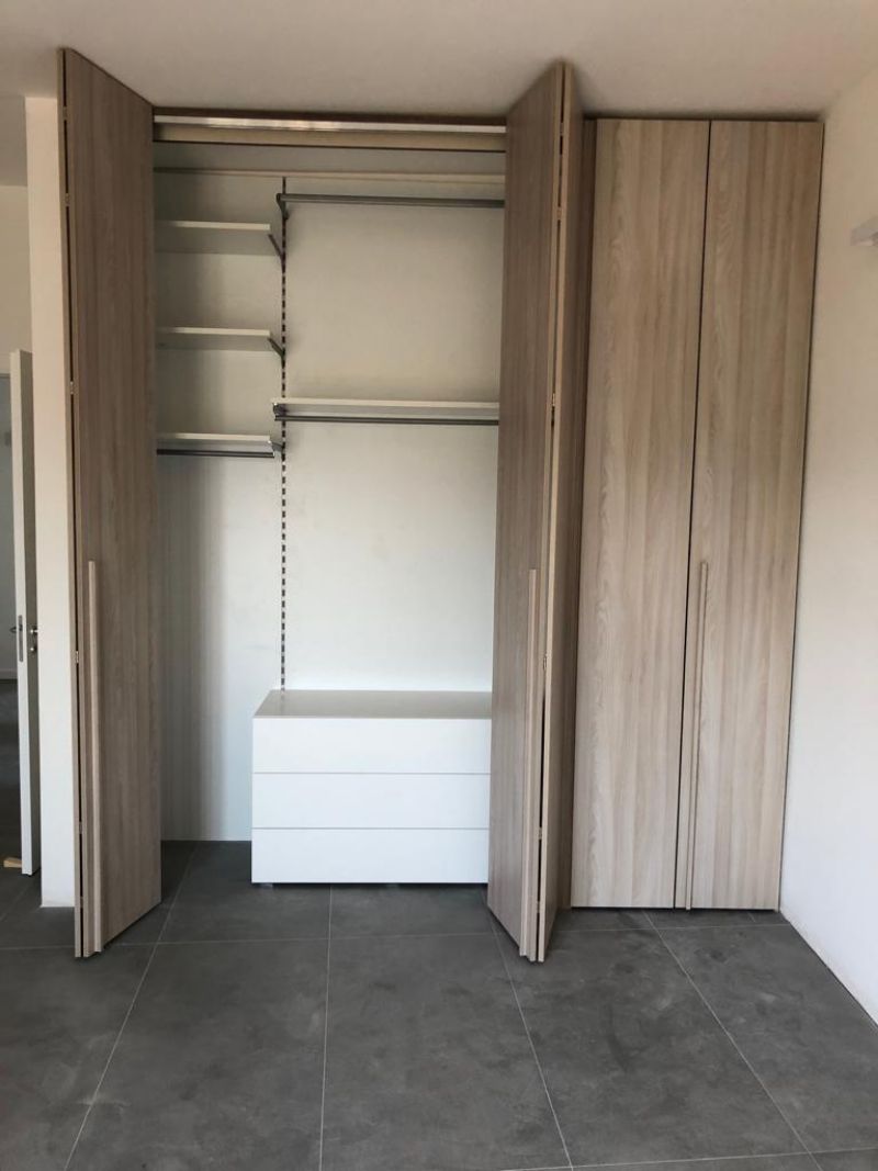 Armadio espositivo bianco per abbigliamento