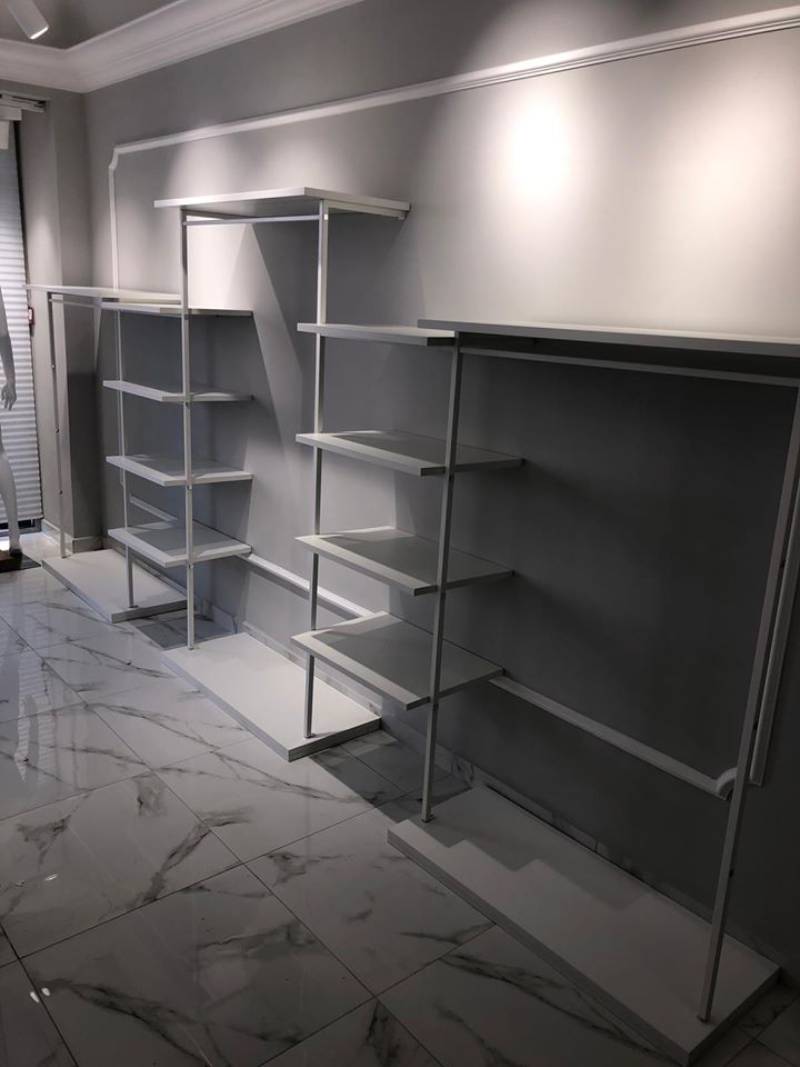 Scaffali in vetro su pareti grigie
