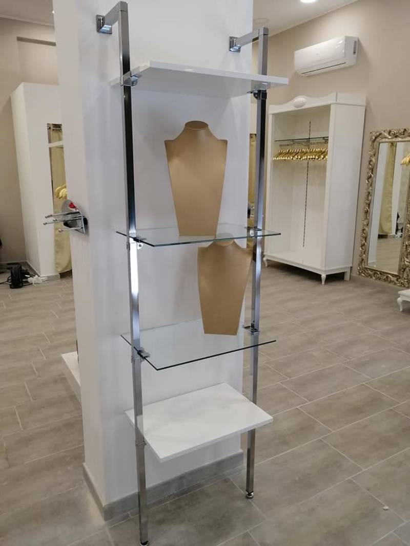 Scaffale in cromo e vetro con ripiani