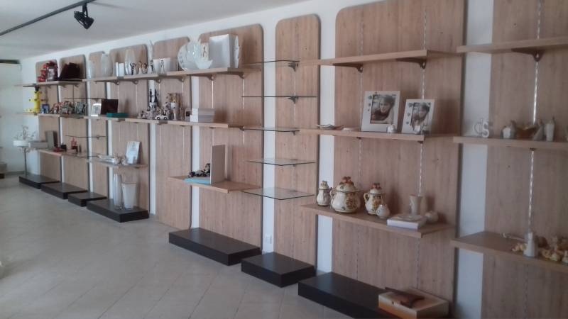 Scaffali in legno con espositori
