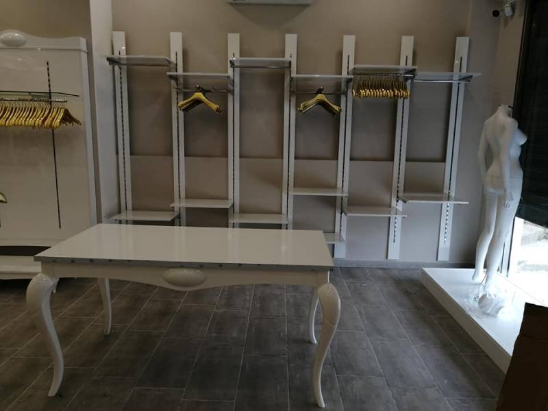Stender con tavolo bianco
